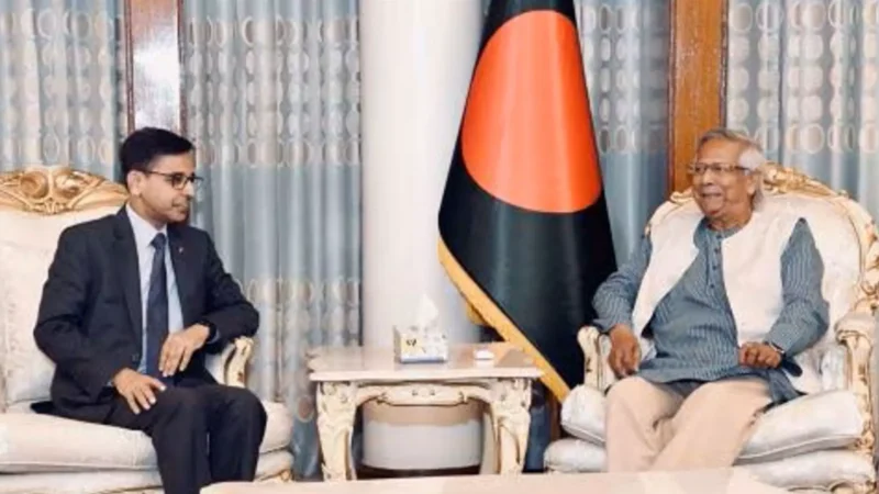 Bangladesh News Hindi: भारत-बांग्लादेश के रिश्तों में पड़ी दरार! अंतरिम सरकार का सख्त फैसला, भारत में अपने दो राजनयिकों को किया बर्खास्त