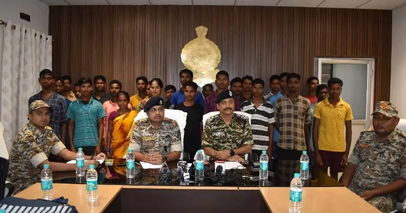 CG: 29 लाख के इनामी सहित 25 नक्सलियों ने किया सरेंडर, कई बड़ी घटनाओं में थे शामिल, शासन की योजनाओं से थे प्रभावित