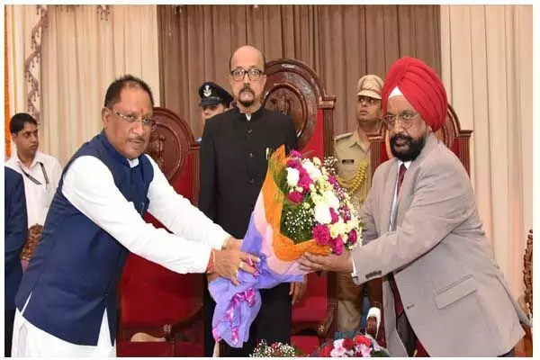 Chhattisgarh News: प्रमुख लोकायुक्‍त का शपथ ग्रहण: राज्यपाल डेका ने उबोवेजा को दिलाई प्रमुख लोकायुक्त पद की शपथ