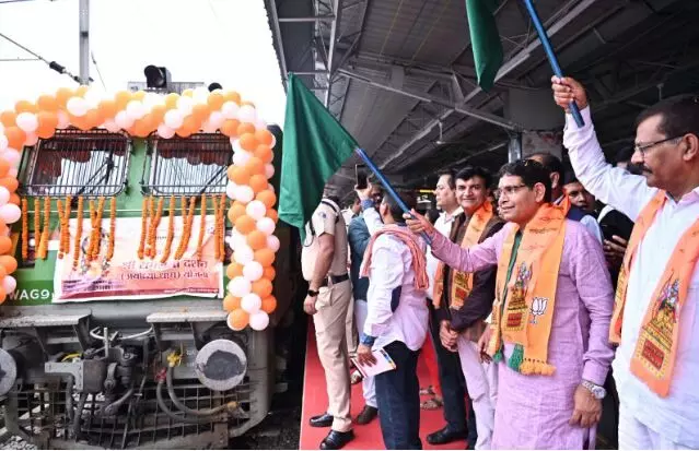 रामलला दर्शन योजना: छत्तीसगढ़ के 850 श्रद्धालु अयोध्या के लिए रवाना, ट्रेन को हरी झंडी दिखाकर किया गया रवाना