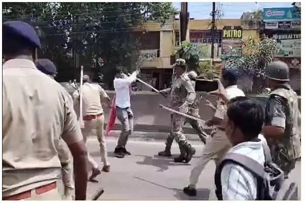 Chhattisgarh News: भिलाई में कांग्रेस कार्यकर्ता पर पुलिस ने भांजी लाठी: बजरंग दल के कार्यकर्ताओं से मारपीट के आरोपी सभापति की गिरफ्तारी का कर रहे थे विरोध