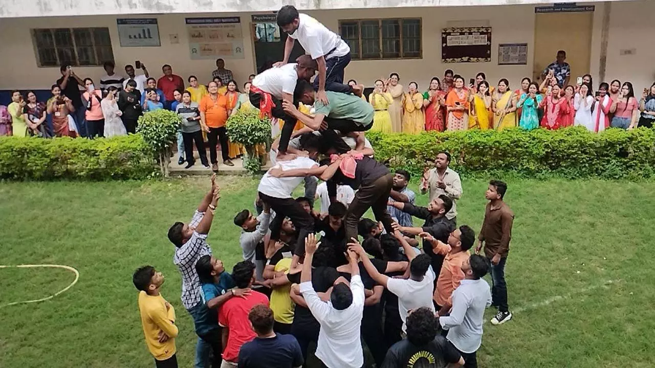 Pt. Harishankar Shukla Memorial College: पं. हरिशंकर शुक्ल स्मृति महाविद्यालय में "दही-हाण्डी जूट"…