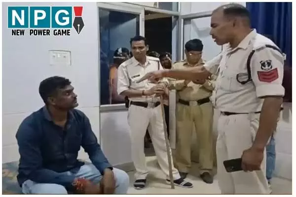 Chhattisgarh News: महिला मंत्री के रिश्तेदार ने शराब पीकर बस स्टैंड में किया हंगामा, पुलिस कर्मी से बदसलूकी, हेड कांस्टेबल ने रोका तो अफसरों ने कर दिया उसे ही लाईन हाजिर