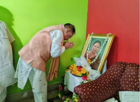 मुख्यमंत्री विष्णुदेव ने केंद्रीय मंत्री की पत्नी झिंगिया उरांव को श्रद्धांजलि अर्पित की