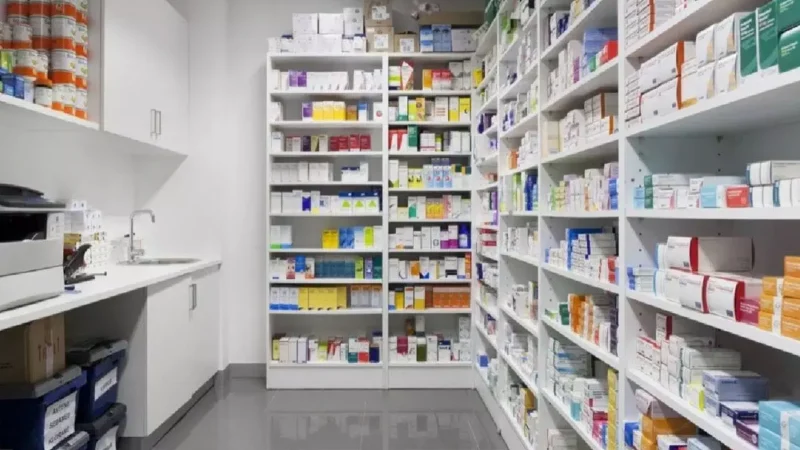 Jashpur News: 7 मेडिकल स्टोर में छापा, 3 दुकाने सील, 12वीं पास चला रहा था दुकान…