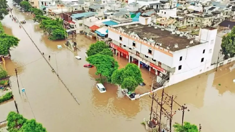 Gujarat Flood News: गुजरात में बाढ़ से हाहाकार, 15 की मौत, 20000 लोग सुरक्षित ठिकाने पर पहुंचाए गए