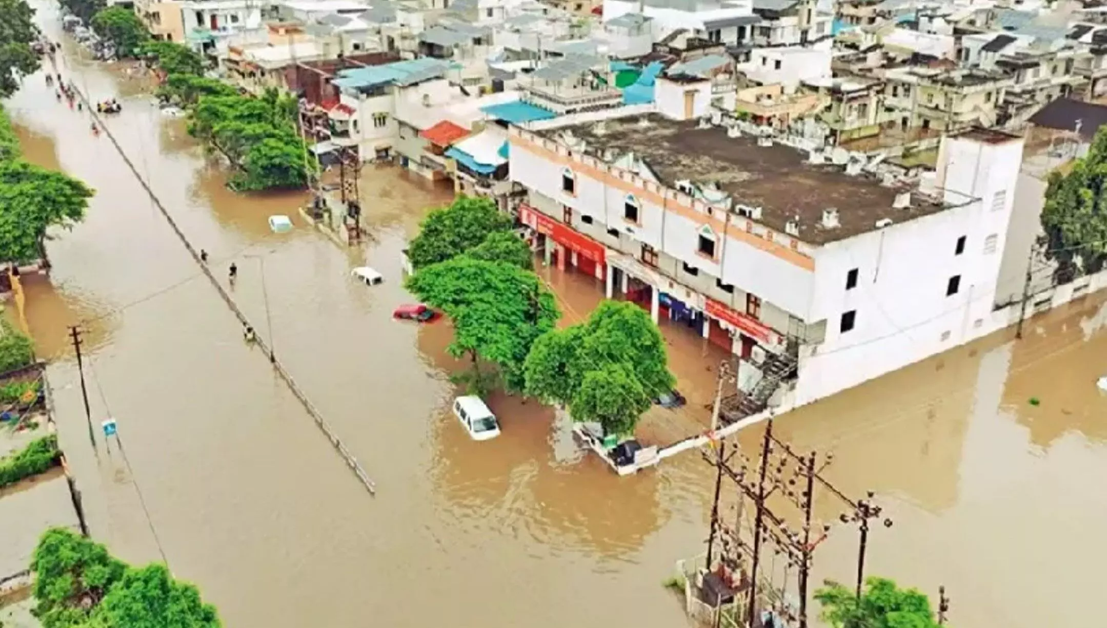 Gujarat Flood News: गुजरात में बाढ़ से हाहाकार, 15 की मौत, 20000 लोग सुरक्षित ठिकाने पर पहुंचाए गए