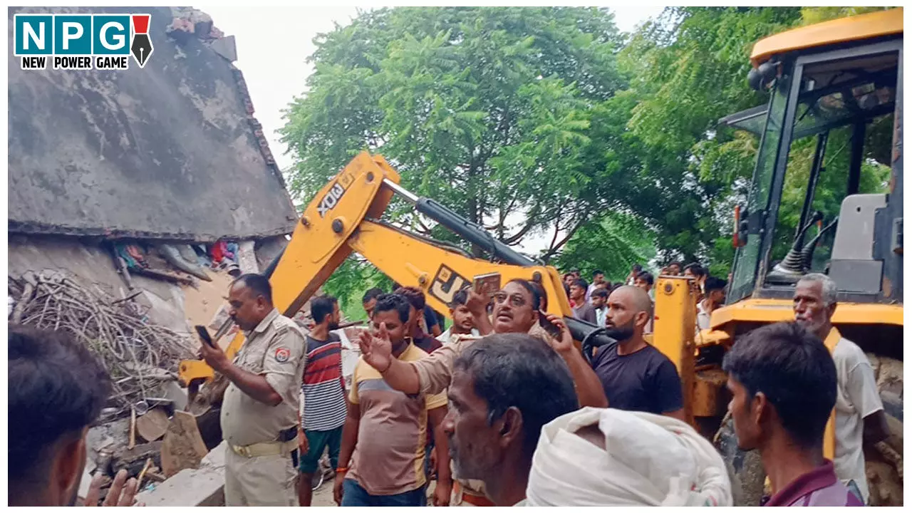 Mainpuri News: भारी बारिश से ढह गया दो मंजिला मकान, मलबे में दबकर तीन महिलाओं की मौत