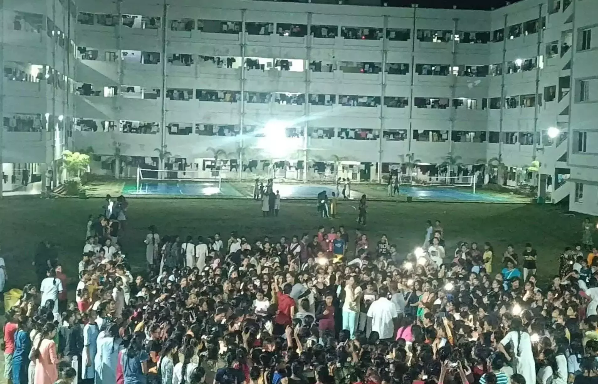 Hidden Camera Scandal Gudlavalleru College: आंध्र प्रदेश में गुडलावाल्लेरू इंजीनियरिंग कॉलेज के वाशरूम में छिपा कैमरा, छात्राओं का MMS वीडियो लीक, मचा हंगामा