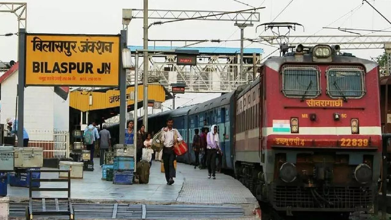 CG Train News: नॉन इंटरलॉकिंग कार्य के चलते 16 ट्रेनें फिर प्रभावित, देखें सूची…