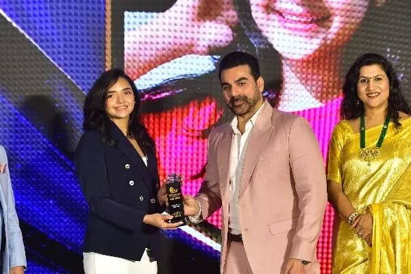 Universal Eminence Award: मेधा का सम्मान: स्वास्थ्य क्षेत्र में उत्कृष्ट कार्य के लिये श्रेष्ठा को यूनिवर्सल एमिनेन्स अवार्ड