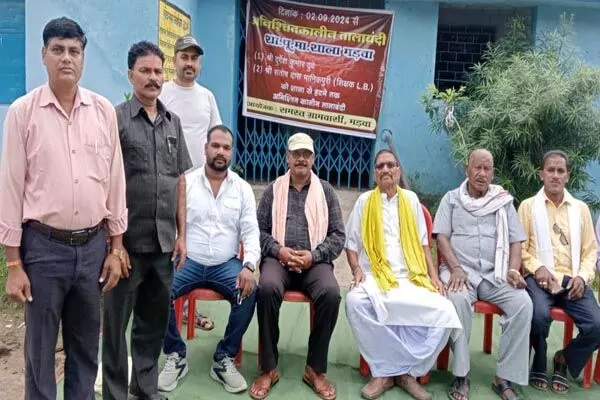 CG News: गजब! 5 साल से पैरालाइज्ड है शिक्षक, फिर भी स्कूल में लग गई ड्यूटी, गुस्साए ग्रामीणों ने स्कूल में जड़ दिया ताला