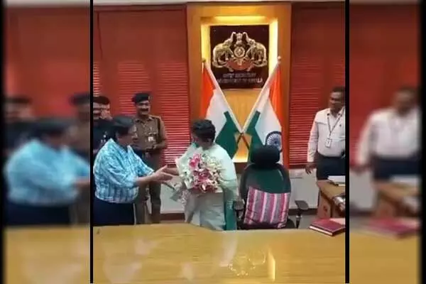 Bureaucracy News: पति के बाद पत्नी बनीं मुख्य सचिव: आईएएस ने सेवानिृत्त होने से कुछ घंटे पहले पत्नी को बना दिया सीएस, जानिये…ऐसा कैसे हो गया