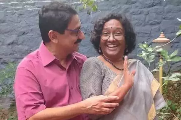 IAS Sharda Murlidharan: पति के बाद पत्‍नी बनीं मुख्‍य सचिव: आईएएस ने सेवानिृत्‍त होने से कुछ घंटे पहले पत्‍नी को बना दिया सीएस, जानिये…ऐसा कैसे हो गया