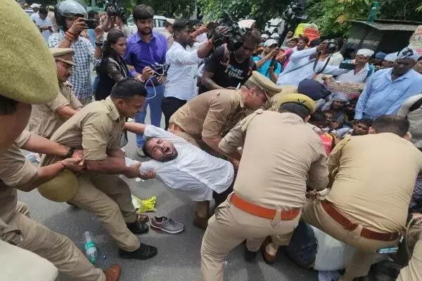 Teacher Candidates Protest: 69000 शिक्षक भर्ती को लेकर अभ्यर्थियों का हंगामा, डिप्टी CM के आवास पर किया प्रदर्शन, पुलिस ने बरसाई लाठियां