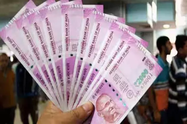 Govt Employee News: सरकारी कर्मचारियों के लिए बुरी खबर, सरकार ने इस माह का वेतन रोका, जानें क्या है वजह
