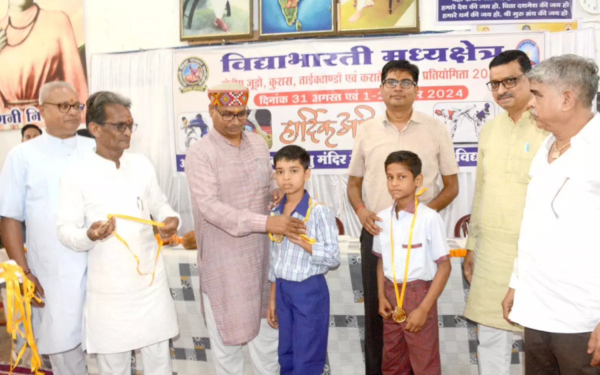 OP Choudhary: शिक्षा के साथ ही खेलकूद से निखरती है प्रतिभा, खेलकूद प्रतियोगिता के समापन कार्यक्रम में हुए शामिल मंत्री ओपी चौधरी…
