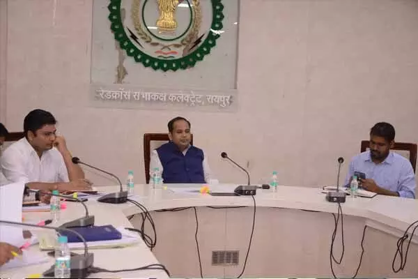 Raipur News: शराब की ओवर रेटिंग पर कलेक्टर सख्त: बैठक में अवैध उत्खनन को लेकर एसडीएम को दिए यह निर्देश…