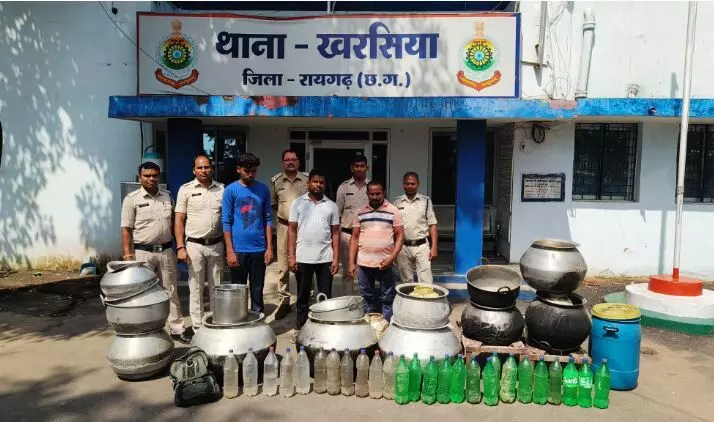Raigarh News: खरसिया पुलिस की अवैध शराब निर्माण पर बड़ी कार्रवाई, तीन स्थानों पर छापेमारी, 90 लीटर महुआ शराब जब्त