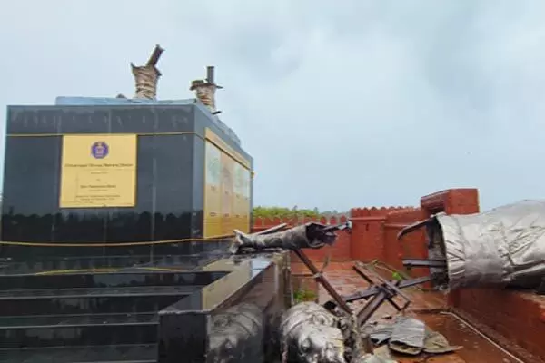 Shivaji Statue Collapse: कलेक्टर की छुट्टी: मूर्ति ढहने के मामले में सरकार ने कलेक्टर को हटाया, डिमोशन भी हुआ, जाने पूरा मामला