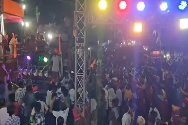 Chhapra News: आर्केस्ट्रा डांस के दौरान भरभराकर गिरा छज्जा, 100 लोग घायल, कई की हालत गंभीर