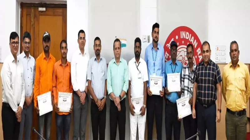 Bilaspur News: रात के अंधेरे में पहाड़ों के बीच से गुजर रही थी उधमपुर दुर्ग एक्सप्रेस, ऊपर से गिरने ही वाली थी बड़ी सी…..