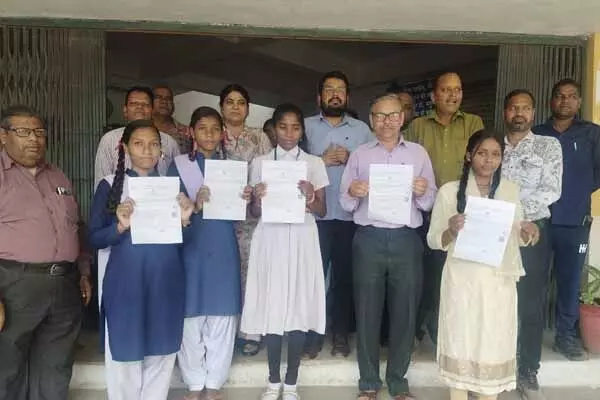 Raipur News: विष्णु के सुशासन में पूरी हुई आस: घंटेभर में मिला मूल निवासी, जाति और आय प्रमाण पत्र, खिल उठे विद्यार्थियों के चेहरे