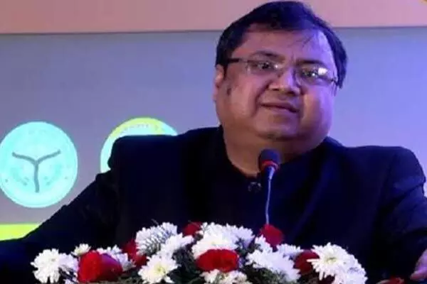 IAS Rajesh Singh: ACS राजेश सिंह पर गिरी CM योगी की गाज, आईएएस से वापस लिए सभी विभाग, जाने क्या है मामला