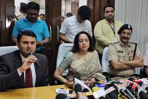 Raigarh news: चक्रधर समारोह में प्रस्तुति देने रायगढ़ पहुंची हेमा मालिनी, कहां सीएम विष्णुदेव साय कर रहे अच्छा काम