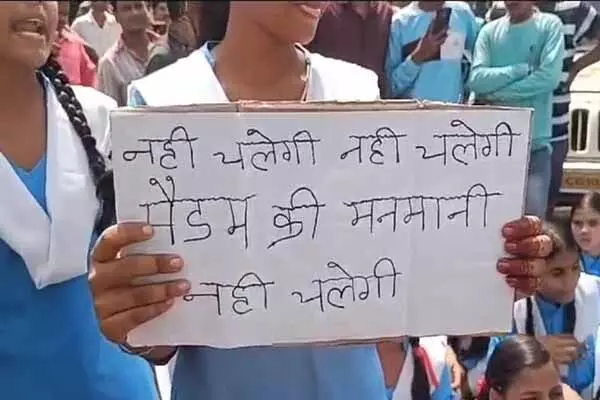 Bilaspur News: बाथरुम वीडियों के नाम पर ब्लैकमेल करने वाली आश्रम अधीक्षका की छुट्टी: जेल भेजने की धमकी देने वाली तहसीलदार पर भी हो रही कार्रवाई की मांग