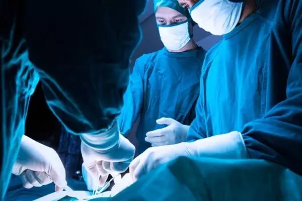 Saran Doctor News: वाह रे डॉक्टर साहब, यूट्यूब पर वीडियो देखकर कर किया ऑपरेशन, मरीज की मौत