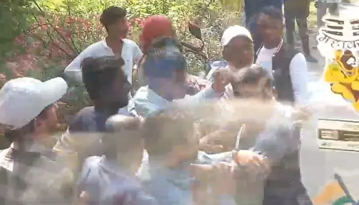 Mungeli News: बस में यात्री बिठाने को लेकर भिड़े ड्राइवर और कंडेक्टर, मारपीट का वीडियो वायरल…