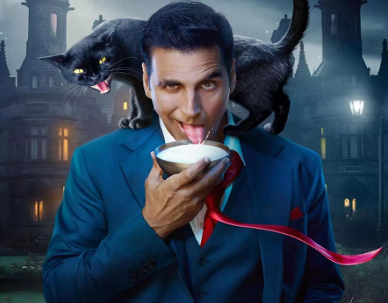 Akshay Kumar: अलग अंदाज में दिखे अक्षय कुमार, भूतिया हवेली, कंधे पर ब्लैक कैट… फैंस बोले- स्त्री 2 के…
