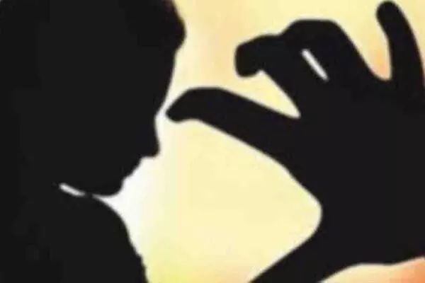 Jabalpur News: नौकरी के बदले प्रिंसिपल ने टीचर से की अश्लील डिमांड, छात्राओं के साथ करते हैं गंदी हरकत, अब SP ऑफिस पहुंचे