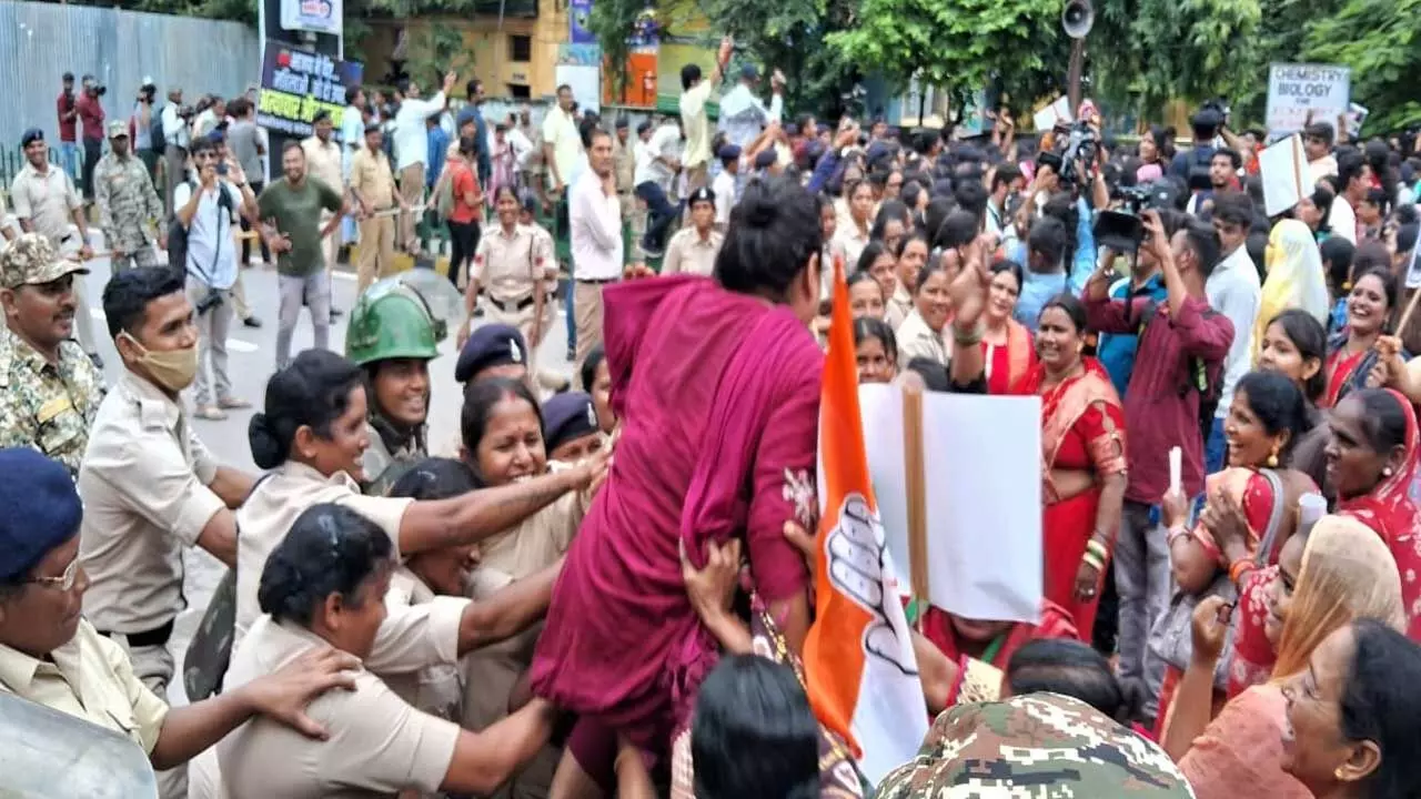 Chhattisgarh News: CM हाउस घेरने निकली महिला कांग्रेसियों को पुलिस ने पहले ही घेर लिया: जमकर हुई धक्का-मुक्की