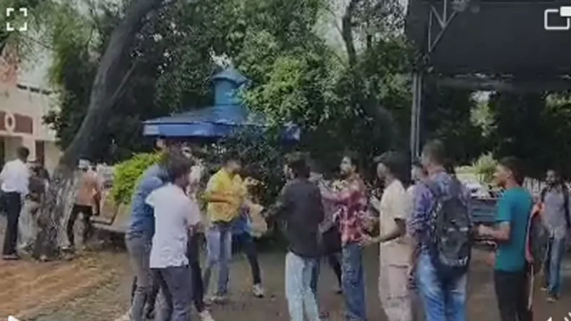 Bilaspur News: यूनिवर्सिटी के छात्र आपस में भिड़े, जमकर चले लात–घुसे, देखें वीडियो…