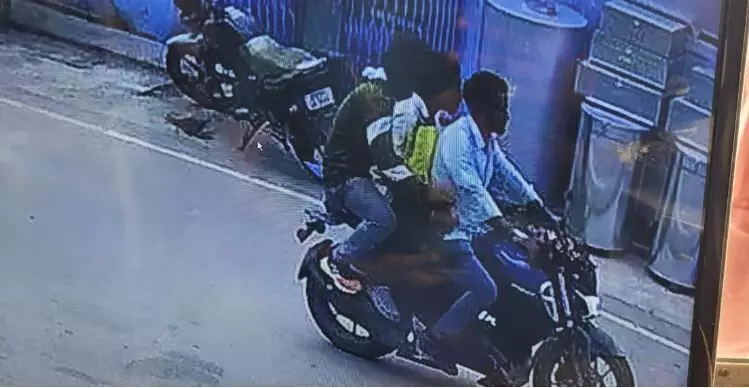 Balrampur News: दिनदहाड़े ज्वेलरी दुकान कट्टे की नोक पर लूट, आक्रोशित व्यापारियों ने किया बाजार बंद…