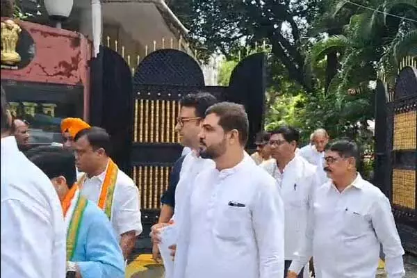 Chhattisgarh News: CG राजभवन पहुंचे कांग्रेसी: पीसीसी चीफ के नेतृत्व में राज्यपाल को सौंपा ज्ञापन…