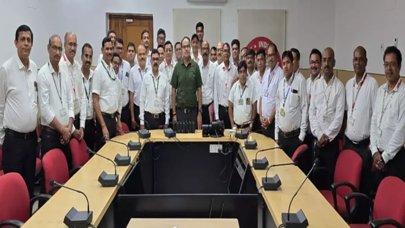 CG Train News: अब पुलिस की तरह ट्रेनों में टीटीई भी नजर आएंगे वॉकी-टॉकी के साथ…