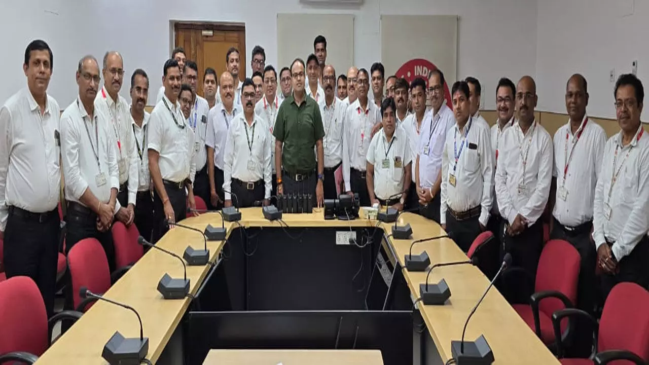 CG Train News: अब पुलिस की तरह ट्रेनों में टीटीई भी नजर आएंगे वॉकी-टॉकी के साथ…
