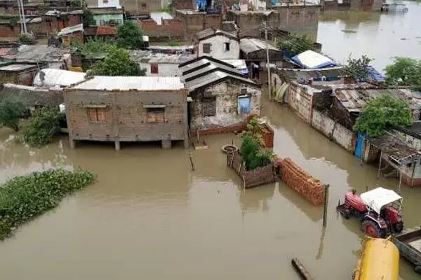 MP Flood News: MP में बारिश से बिगड़े हालात, बाढ़ में फंसे कई लोग, अब तक 525 को किया गया रेस्क्यू