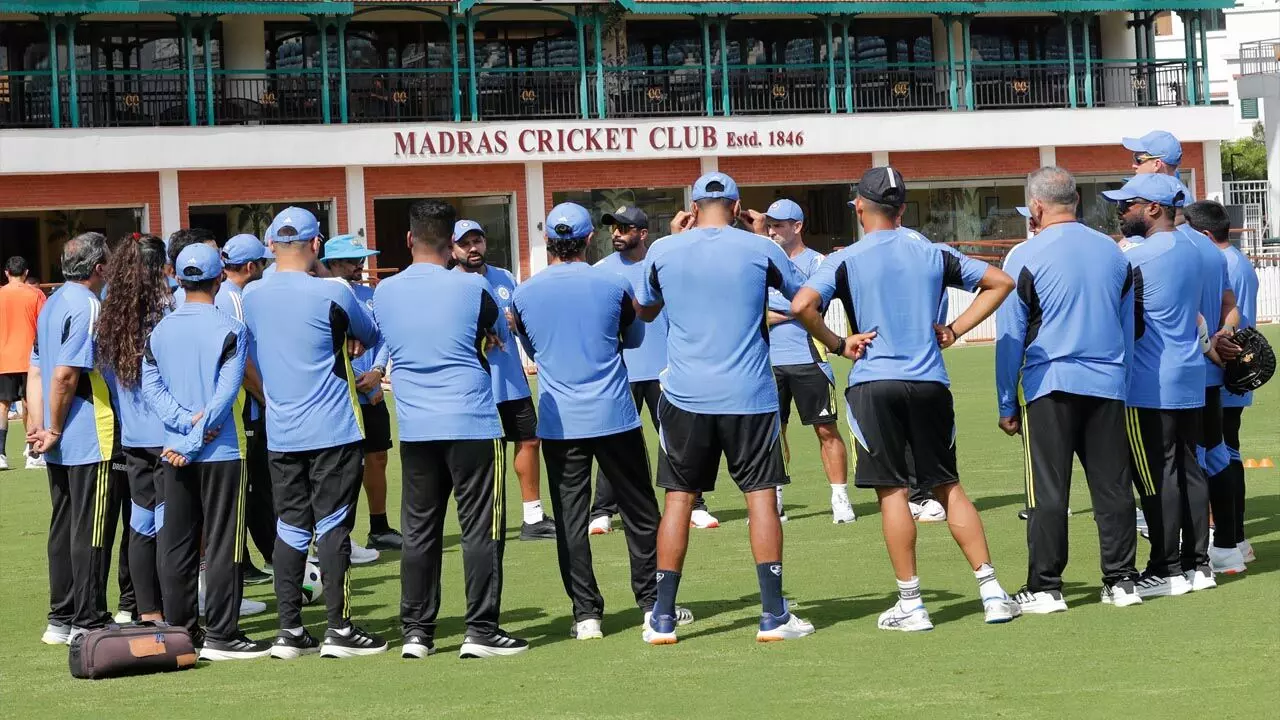 IND vs BAN: टेस्ट सीरीज से पहले टीम इंडिया के साथ जुड़ा नया बॉलिंग कोच, बांग्लादेश की अब बढ़ी मुश्किलें…