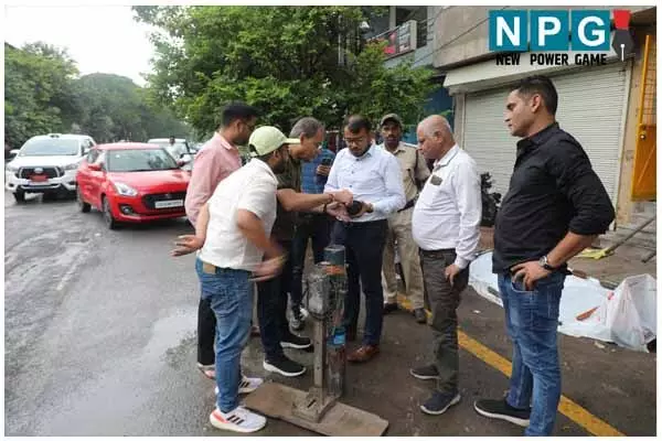 Bilaspur News: एक्‍शन में कमिश्नर: कार्य की गुणवत्ता जांचने मशीन लेकर निकले निगम कमिश्नर