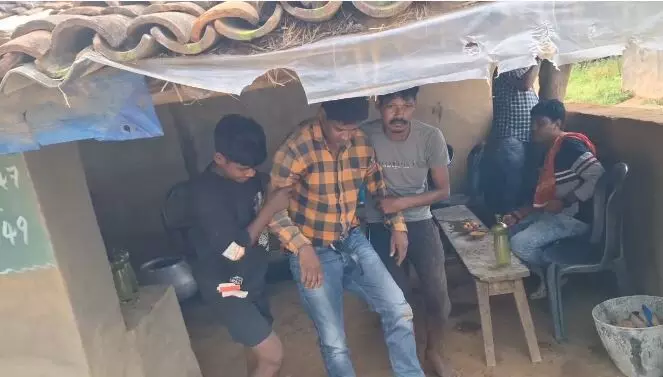 Jaspur Drunk Teacher: फिर शराबी शिक्षक का वीडियो वायरल, बच्चे बोले- नशे में मारते हैं सर, हुए सस्पेंड…