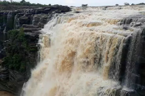 Kaimur News: 15 घंटे से पानी की तेज धार में फंसे 8 लोग, रेस्क्यू में जुटी SDRF और NDRF की टीम