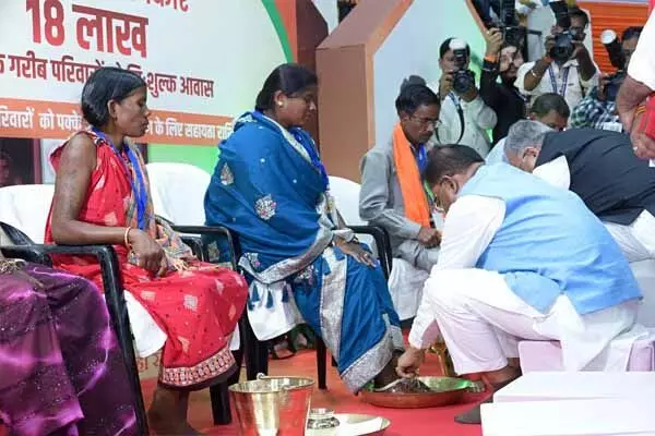 Chhattisgarh News: इस योजना की महिला हिग्राहियों का सीएम विष्‍णुदेव ने चरण पखारे: पीएम मोदी का जिक्र करते हुए कहा..