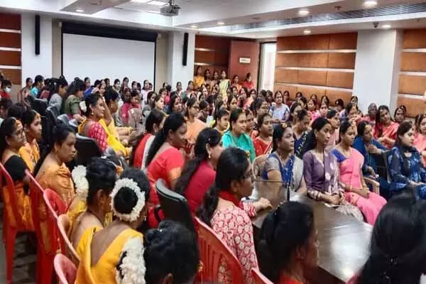 Chhattisgarh News: छत्तीसगढ़ी व्यंजनों से महका इंद्रावती भवन: हल्दी, कुमकुम और बिंदिया से हुआ स्वागत, जानिये क्या है मामला