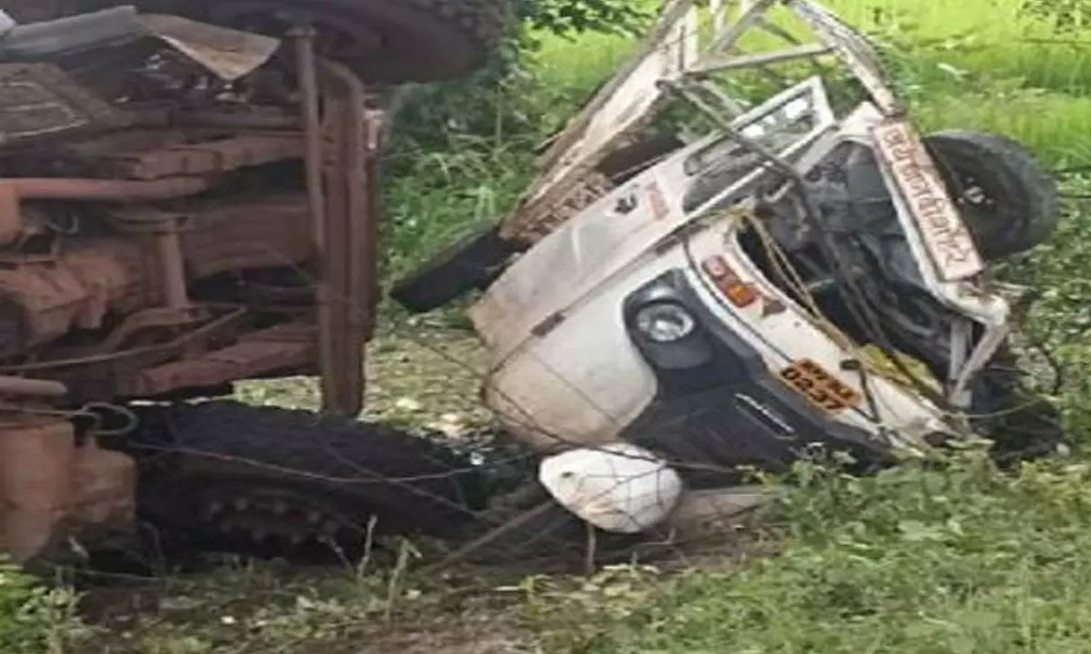 MP Accident News: मजदूरों से भरी ऑटो पर हाईवा पलटा, 7 लोगों की मौत, कई घायल…