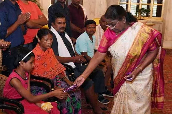 Chhattisgarh News: राष्ट्रपति भवन में बस्तर के नक्सल पीड़ितों ने रखी अपनी पीड़ा, विष्णुदेव की संवेदनशील पहल का हुआ उल्लेख