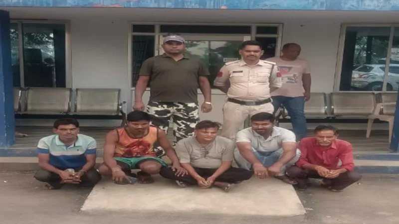 Raigarh News: जुआ खेलते 5 जुआरी गिरफ्तार, नगदी भी जब्त…